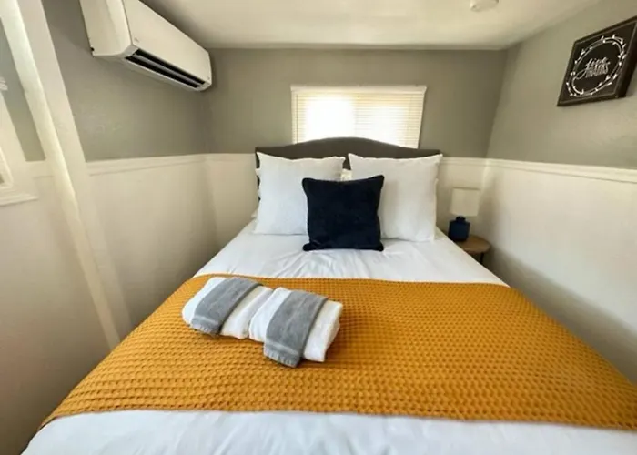 Holiday home Charming, 1 Bedroom 1 Ba, Near U Of A, Fenced *