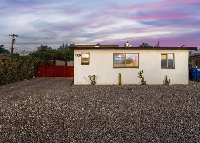 Holiday home Charming, 1 Bedroom 1 Ba, Near U Of A, Fenced *