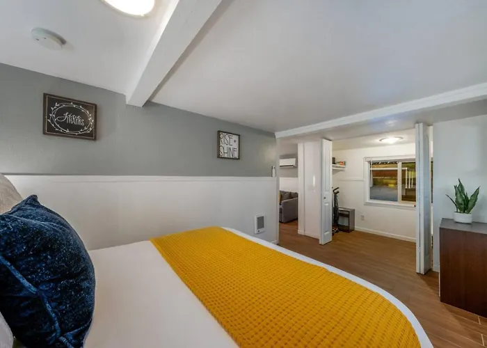 Holiday home Charming, 1 Bedroom 1 Ba, Near U Of A, Fenced *