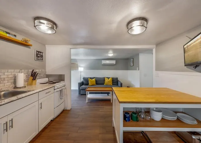 Charming, 1 Bedroom 1 Ba, Near U Of A, Fenced *