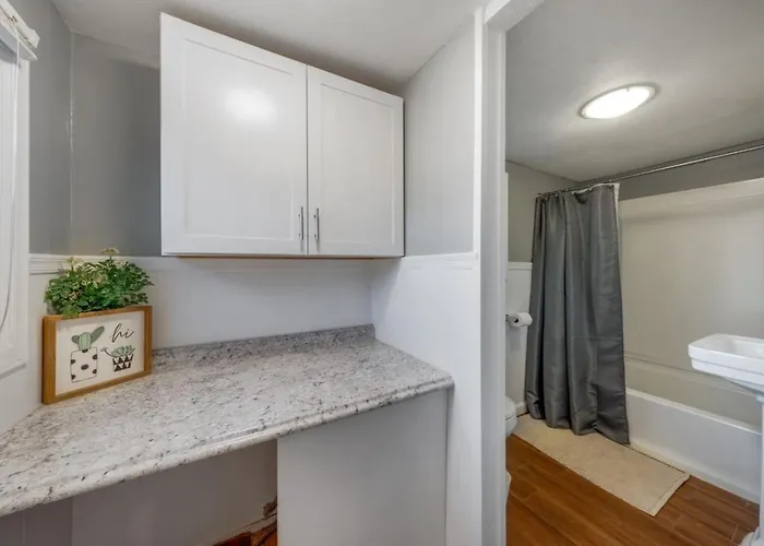 Holiday home Charming, 1 Bedroom 1 Ba, Near U Of A, Fenced *